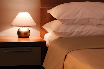 hotel-bed-lamp-nigthstand